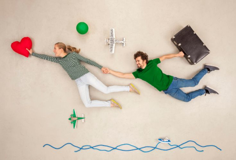 Młoda para unosząc się leci w kierunku serca