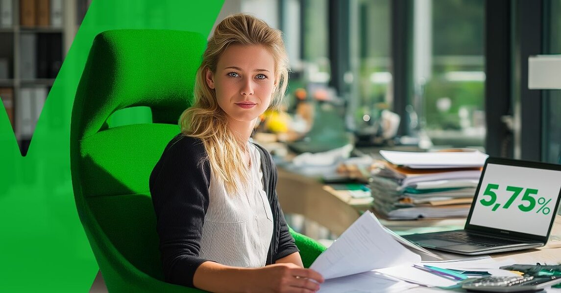 Kobieta siedzi na zielonym fotelu przed laptopem, który wyświetla oprocentowanie 5,75%