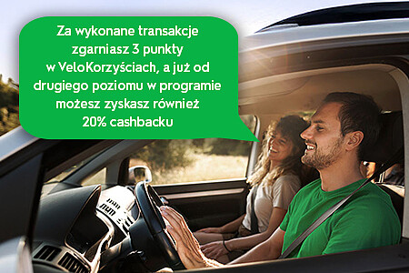 Uśmiechnięta para podróżuje razem samochodem.