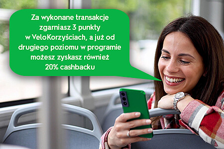 Kobieta kupuje bilet komunikacji miejskiej w aplikacji mobilnej.