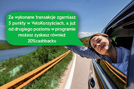 Kobieta macha z okna samochodu nawiązując do radości z korzystania z e-winiet