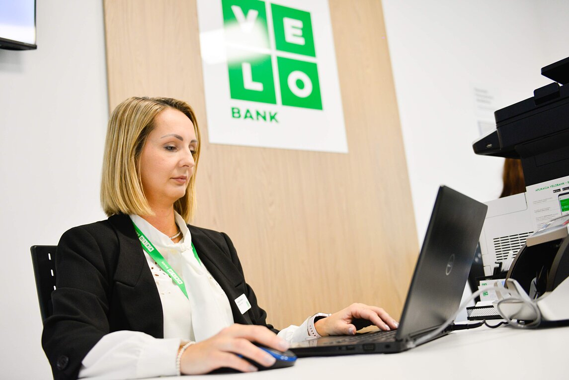 Kobieta pracująca przy komputerze w nowej placówce VeloBanku