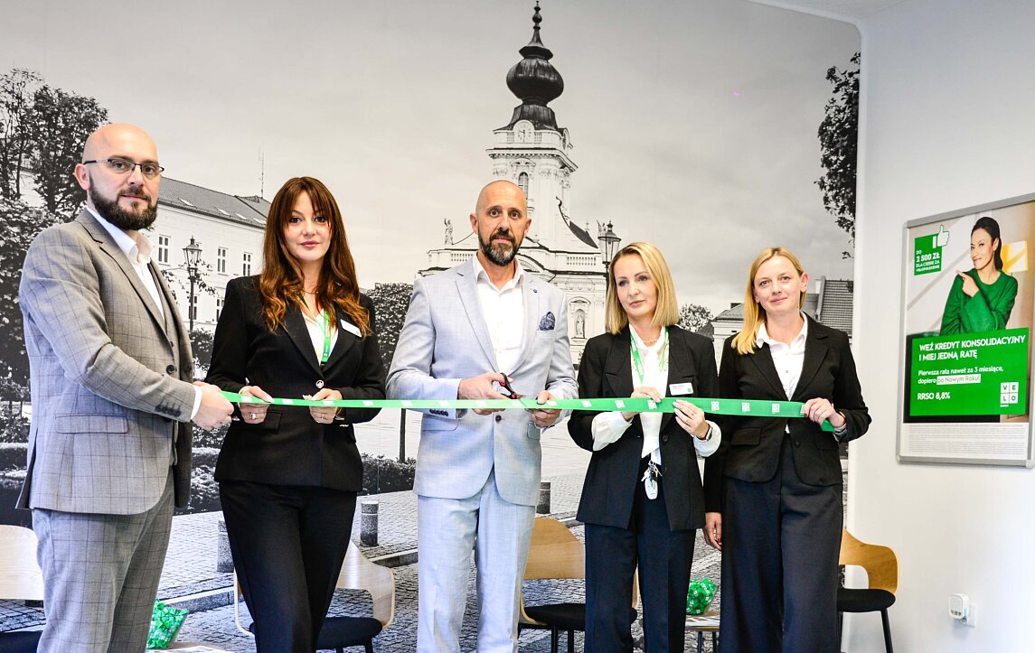 Otwarcie placówki VeloBanku w Wadowicach. Pracownicy przecinają zieloną wstęgę.