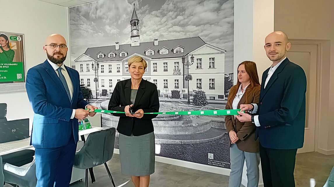 Pracownicy VeloBanku przecinają wstęgę.