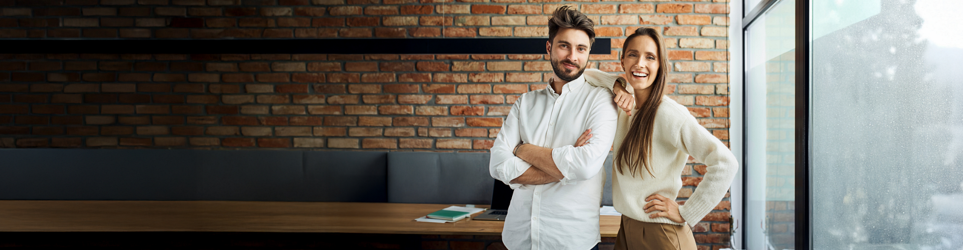 Para młodych, eleganckich przedsiębiorców