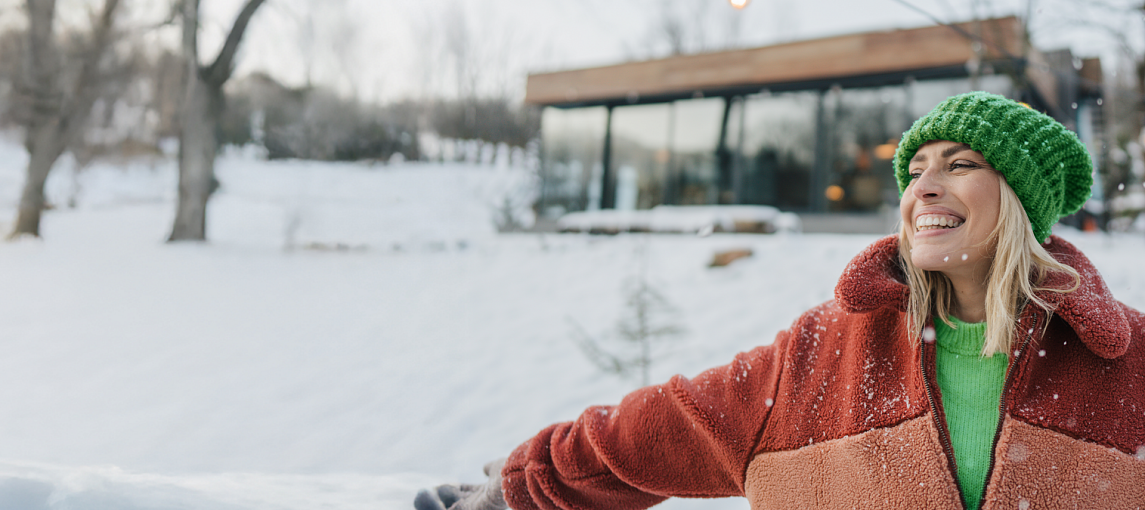 Uśmiechnięta kobieta w zielonej czapce