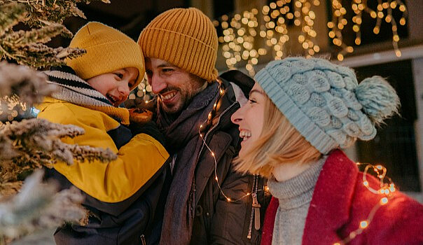 Radosna rodzina z dzieckiem w świątecznej scenerii