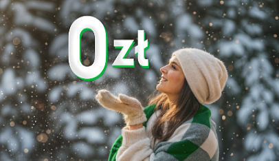 Kobieta w zimowym ubraniu stoi na tle ośnieżonych drzew.