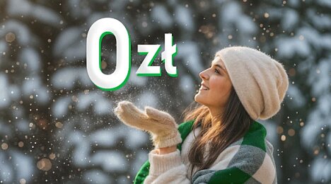 Kobieta w zimowym ubraniu stoi na tle ośnieżonych drzew.