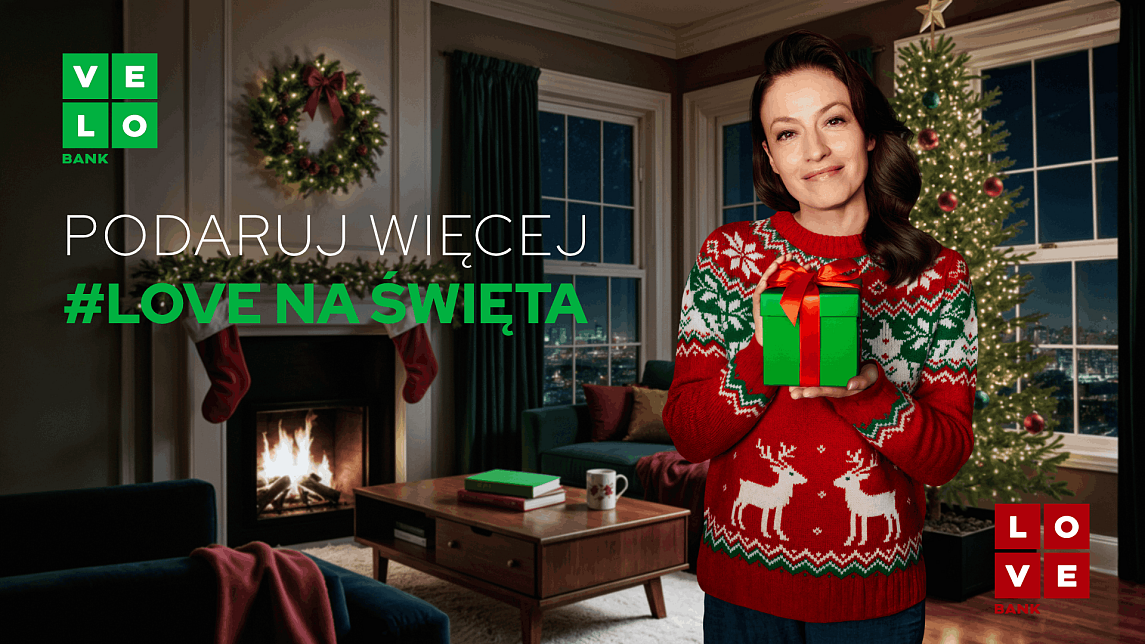 Magdalena Różdżka trzyma prezent świąteczny.