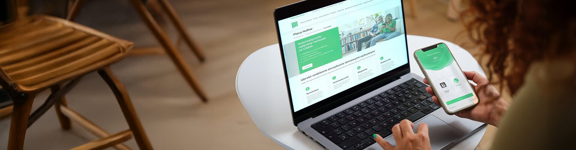 Kobieta korzystająca ze strony internetowej banku oraz aplikacji mobilnej nawiązując do ochrony danych osobowych.