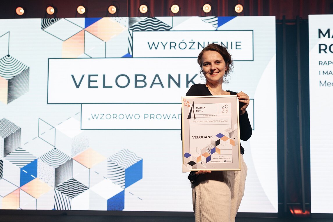 Ivetta Biały z zespołu PR dla VeloBanku za wyróżnienie 'Wzorowo prowadzona marka' podczas gali Marka Roku 2025