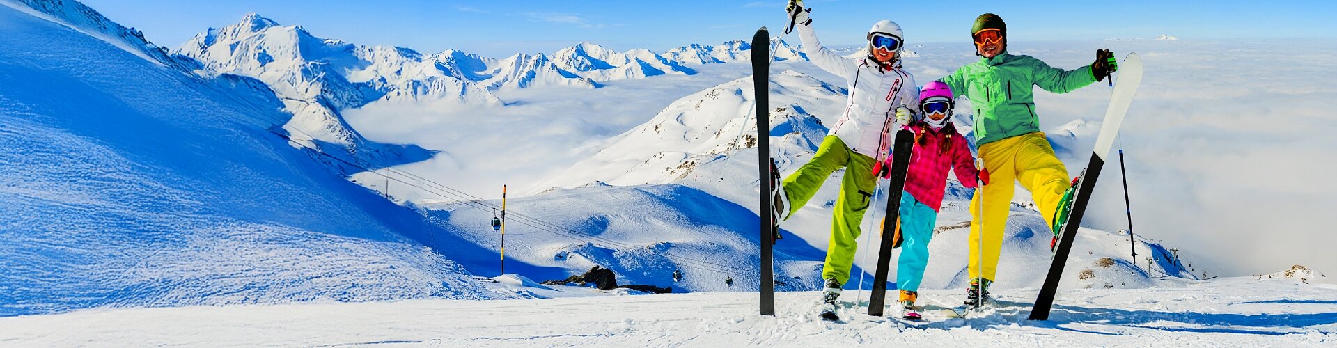 Szczęśliwa rodzina w kombinezonach narciarskich pozuje podczas wycieczki w góry