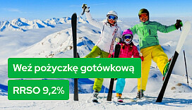 Szczęśliwa rodzina w kombinezonach narciarskich pozuje podczas wycieczki w góry