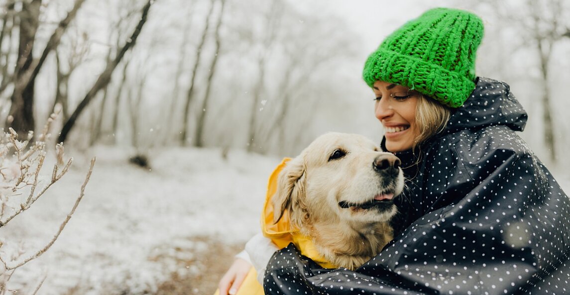 Pani z psem w zimowej scenerii