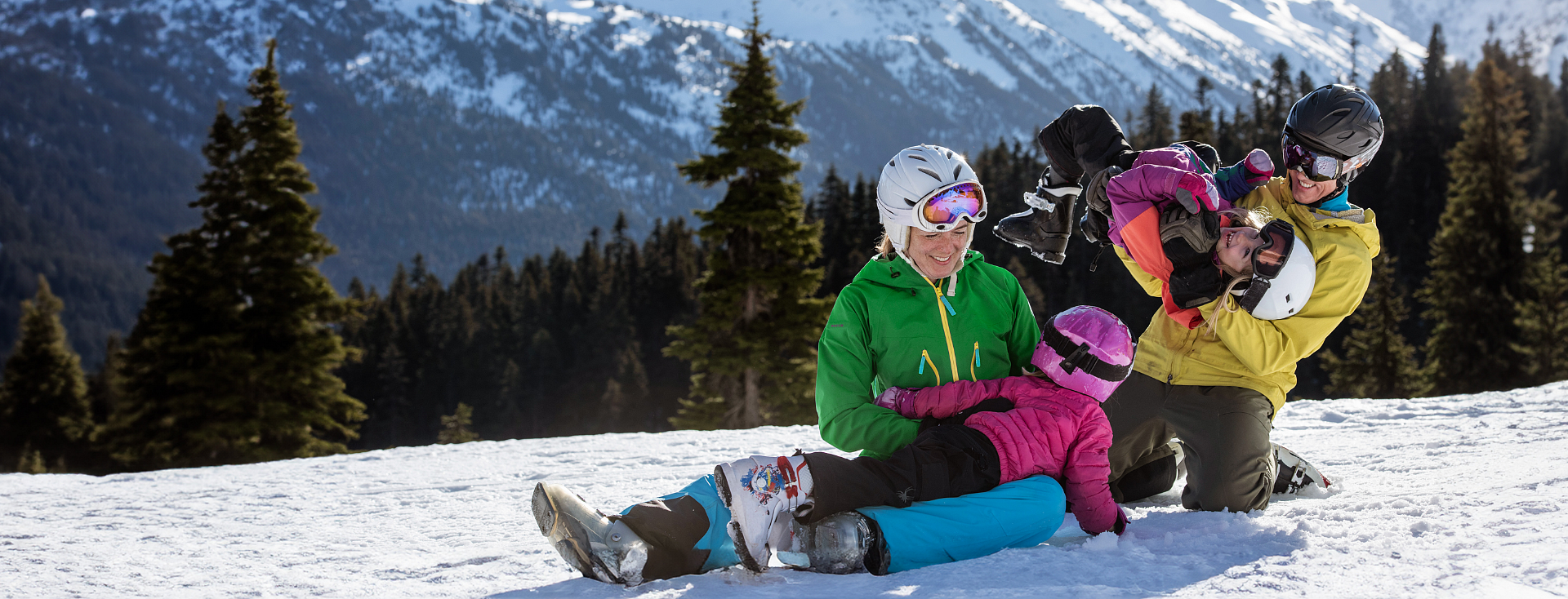 Rodzina podczas zimowych zabaw na stoku.