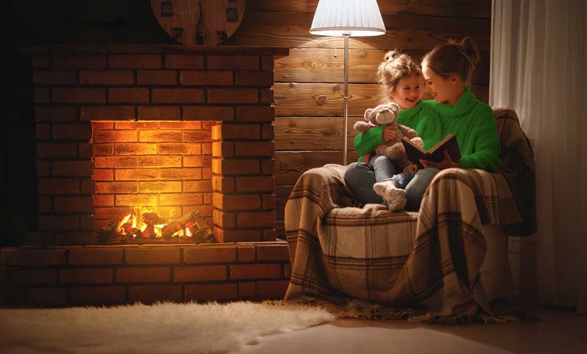 Mama z córką przy kominku.
