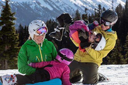 Rodzina podczas zimowych zabaw na stoku.