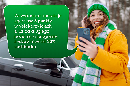 Kobieta kupuje e-winietę podczas postoju w zimowym lesie.