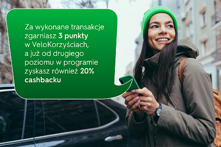 Pani płaci za postój samochodu korzystając z aplikacji mobilnej.