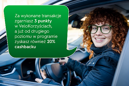 Uśmiechnięta pani podróżuje samochodem.