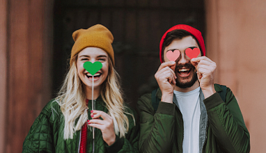 Zakochana para z walentynkowymi rekwizytami w kształcie serca.