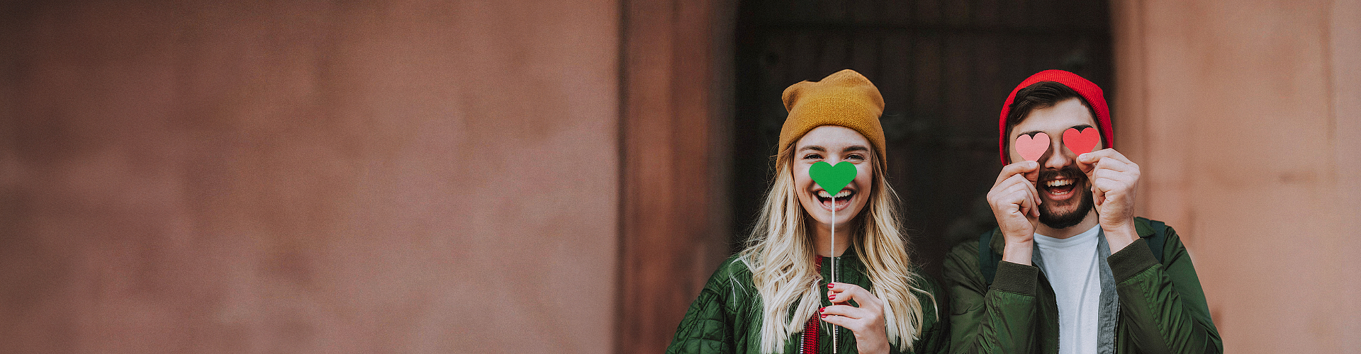 Zakochana para z walentynkowymi rekwizytami w kształcie serca.