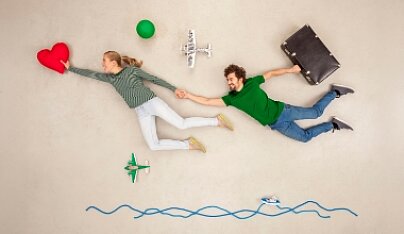 Młoda para unosząc się leci w kierunku czerwonego serca