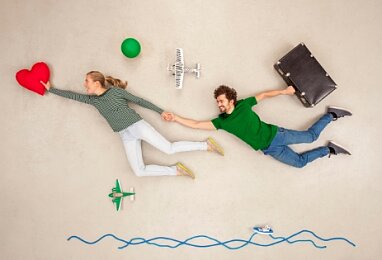 Młoda para unosząc się leci w kierunku czerwonego serca