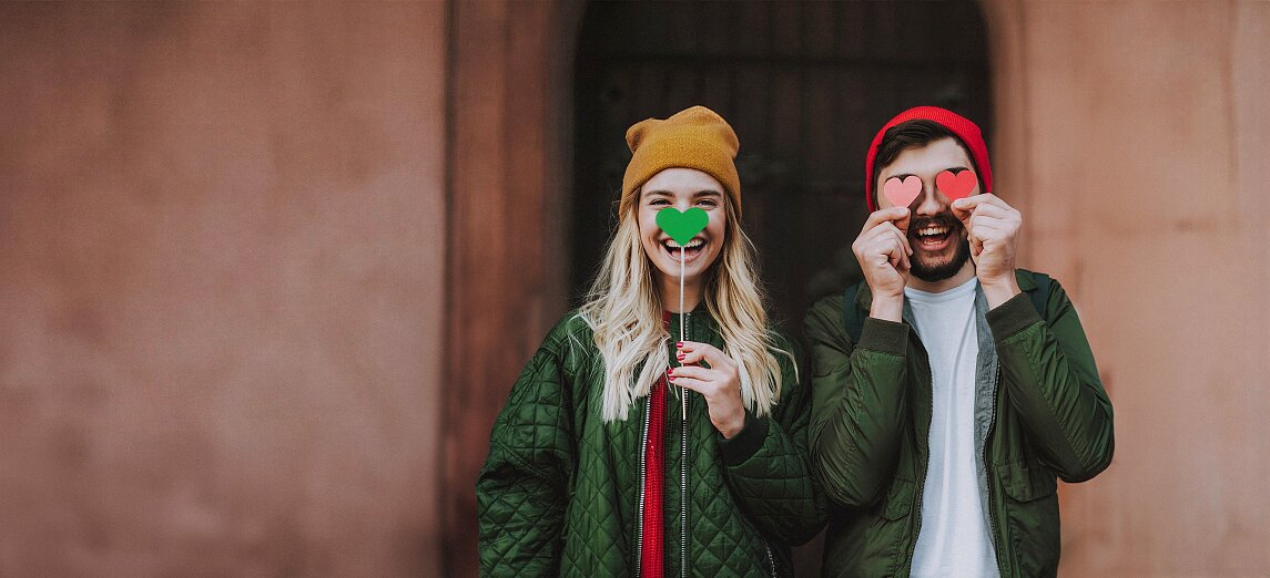 Zakochana para z walentynkowymi rekwizytami w kształcie serca.