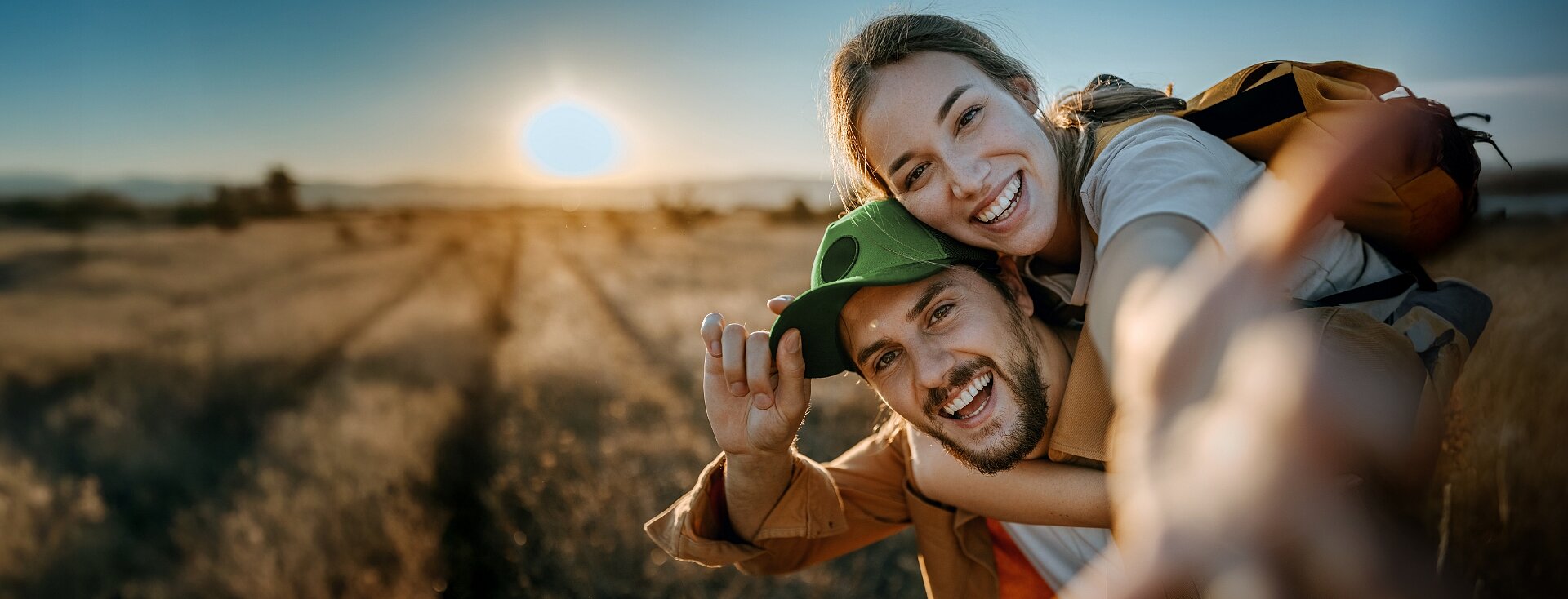 Szczęśliwa para w naturalnej scenerii o zachodzie słońca