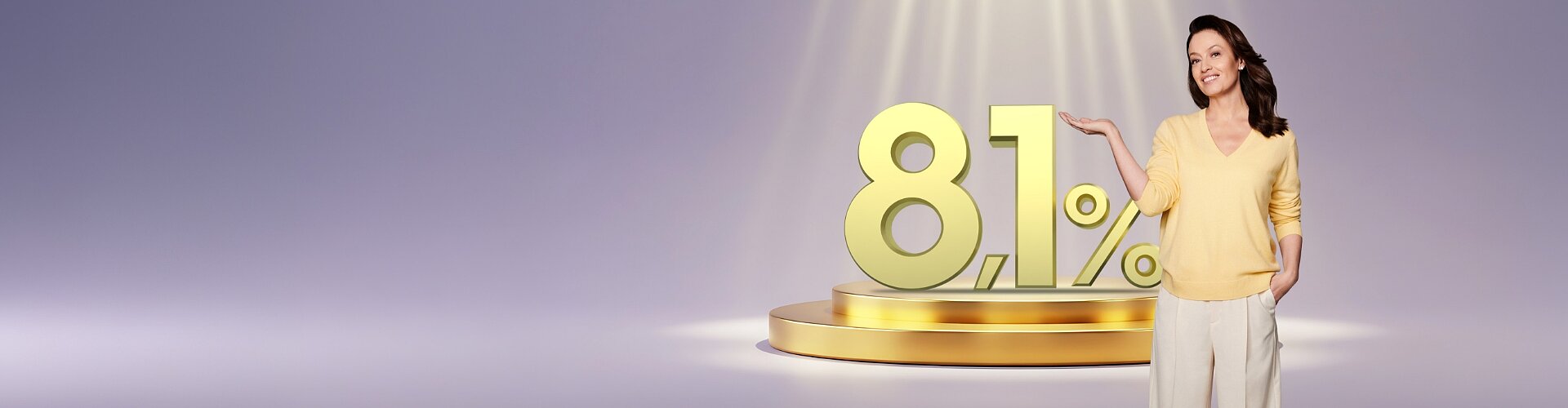 Zadowolona kobieta pokazuje atrakcyjne RRSO 8,1% kredytu konsolidacyjnego w VeloBank