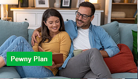 Para relaksuje się w salonie czytając wspólnie książkę