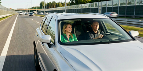 Para jedzie samochodem po autostradzie.