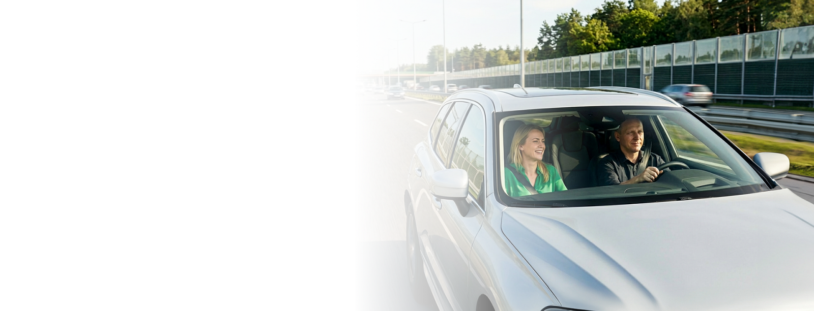 Para jedzie samochodem po autostradzie.