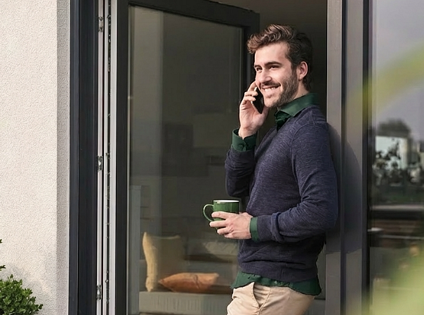 Mężczyzna rozmwiający przez telefon.