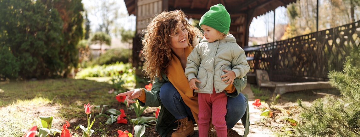 Mama z dzieckiem w wiosennej scenerii