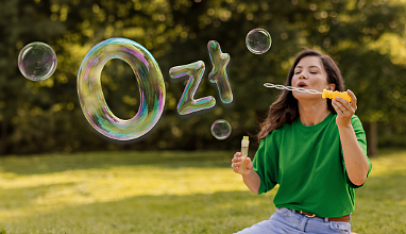 Młoda kobieta w zielonym swetrze wypuszcza bańki układające się w kształt 0 zł